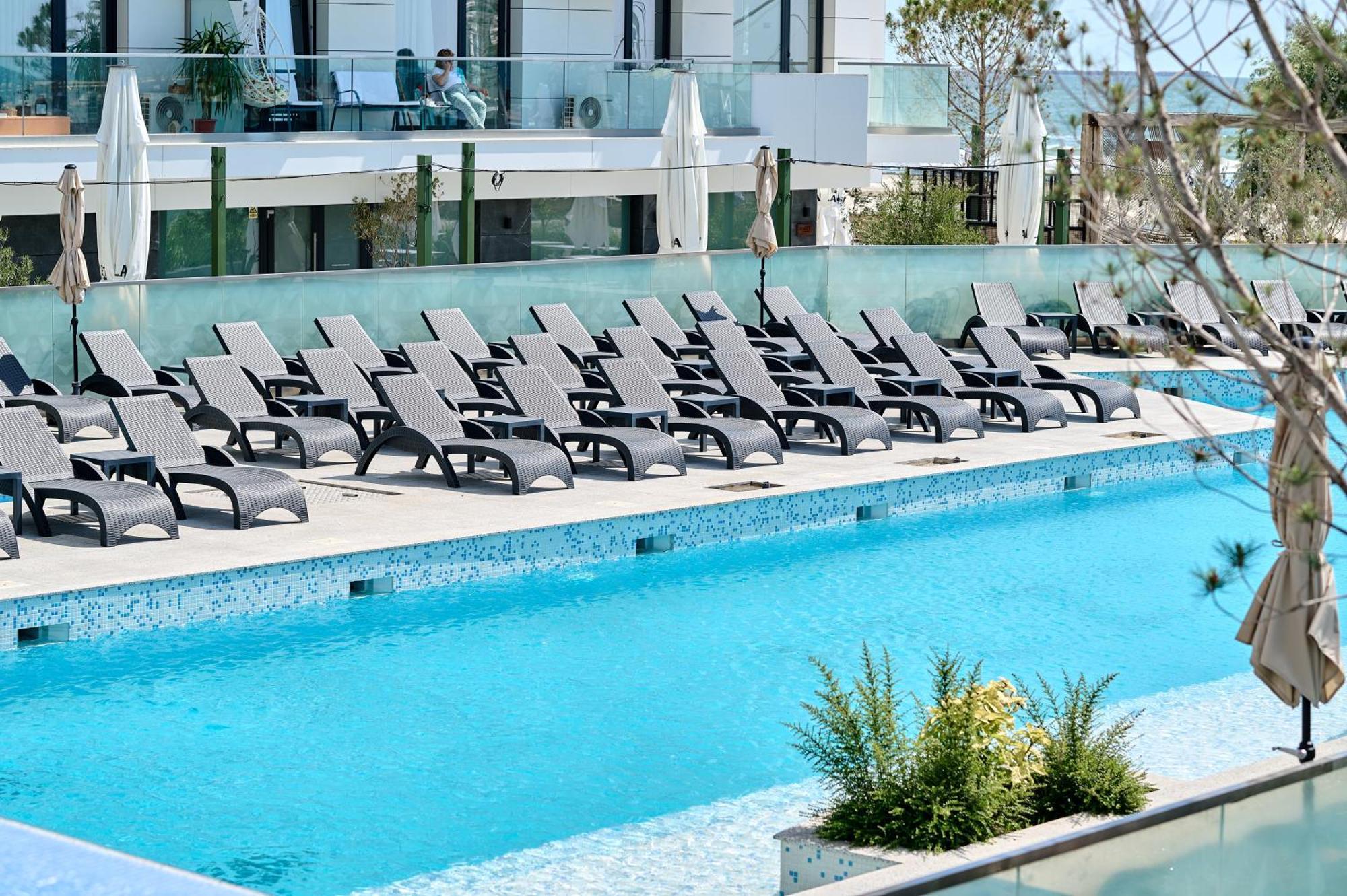 Crystal Beach - Infinity Pool & Spa Resort Năvodari Exterior foto